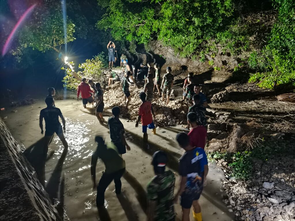 Kepedulian Satgas TMMD Ke-129 Kodim 1311/Morowali dalam Mengumpulkan Material Pembangunan di Pantai Umbele