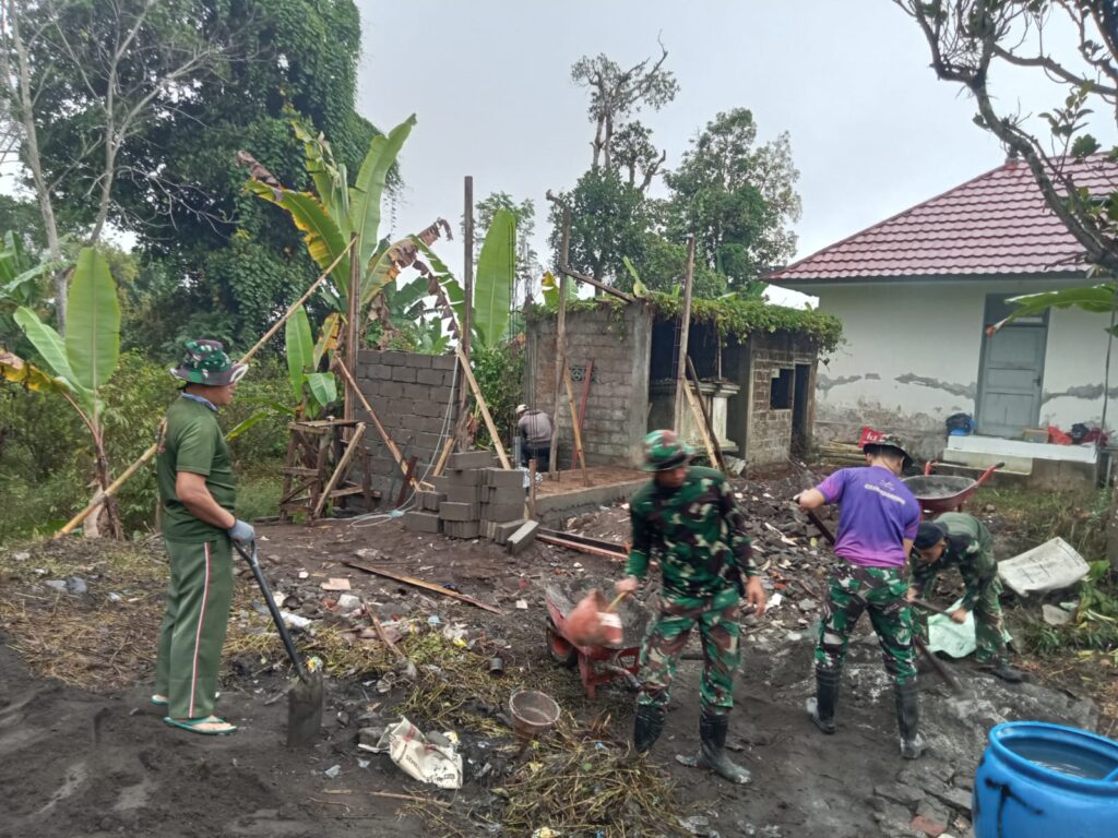 Pembangunan MCK Desa Sekardadi Tetap Berlanjut Meski Dihantam Hujan