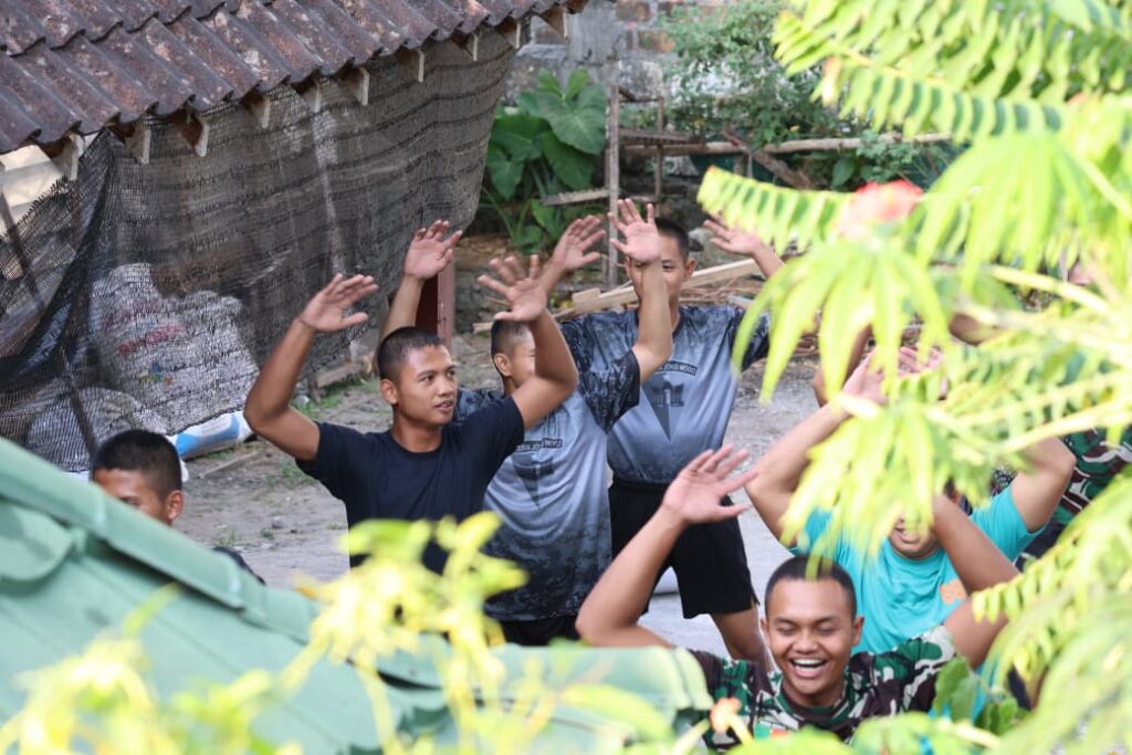 Kedisiplinan Prajurit Satgas TMMD 129 dalam Menjaga Kebugaran Usai Bekerja