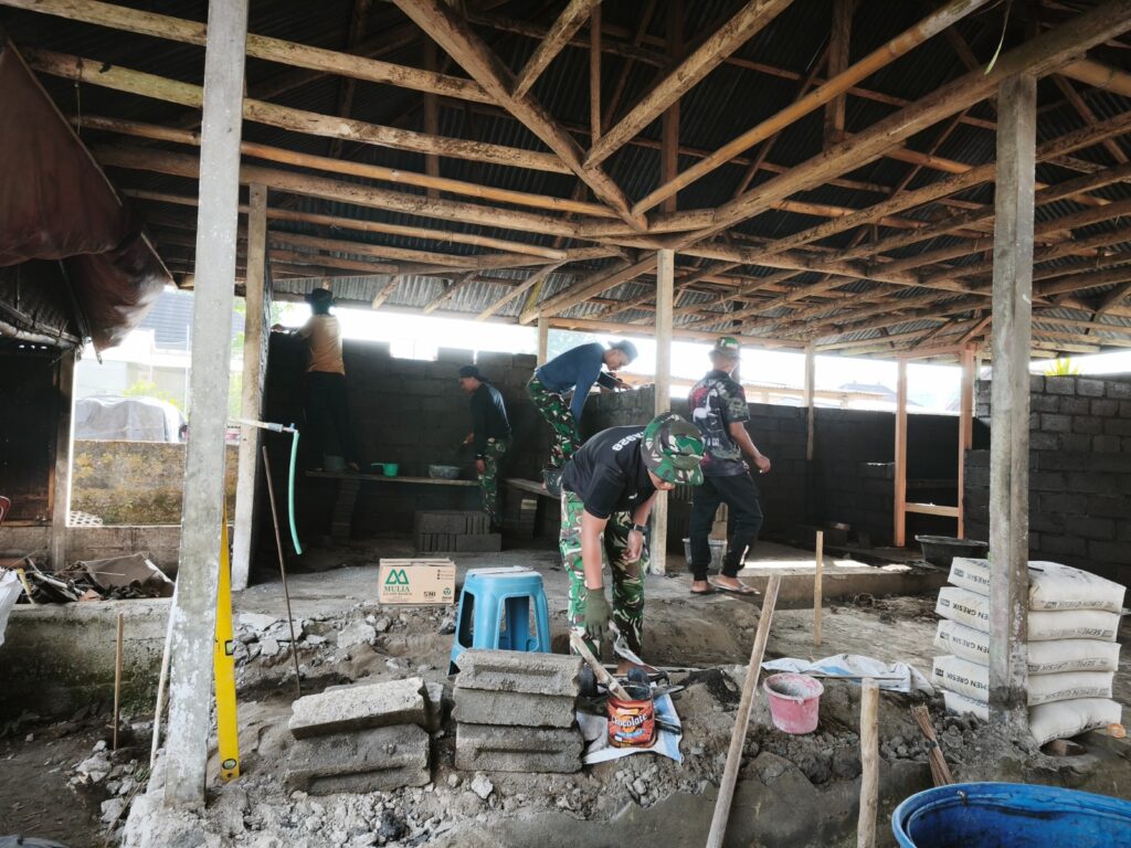 Kebersamaan Masyarakat dalam Proses Rehabilitasi RTLH I Wayan Pasta di TMMD Ke-129