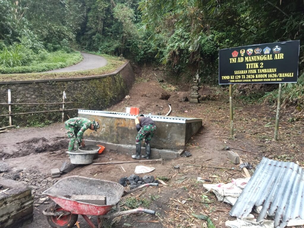 Kolaborasi TNI dan Warga Dalam Perbaikan Sarana Air di Desa Sekardadi