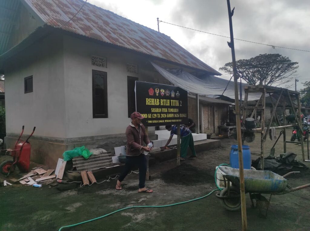 Pemasangan Keramik RTLH Bapak Adiasih Menuju Akhir yang Sukses