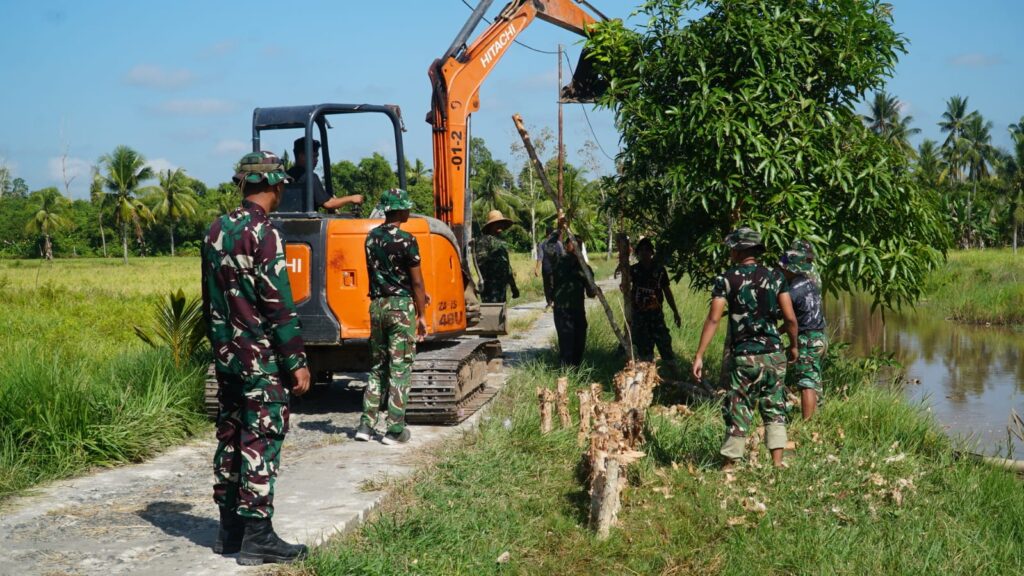 Gotong Royong Satgas TMMD dan Warga Warnai Pembangunan Musholla Darul Iman di Desa Bandar Raya