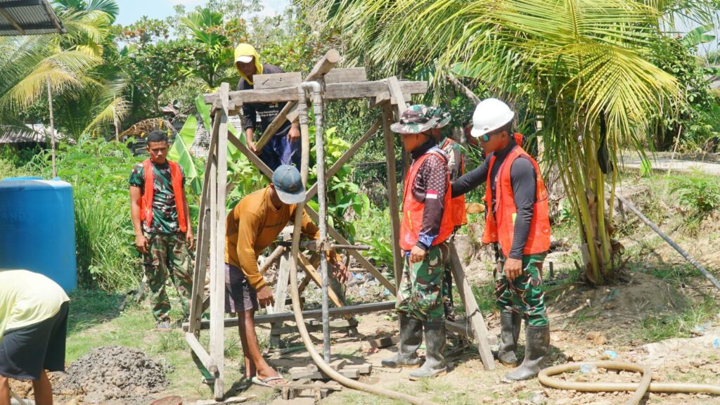 Kegiatan Bersama Satgas TMMD dan Warga Percepat Proses Pengeboran Sumur Bor