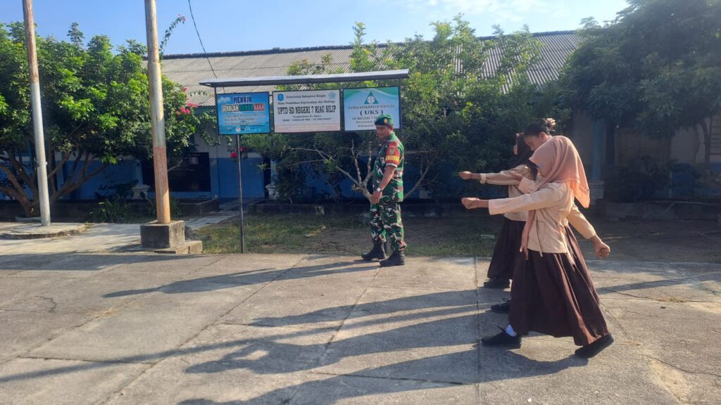 Pendidikan Karakter Siswa Melalui Latihan PBB oleh Satgas TMMD 129