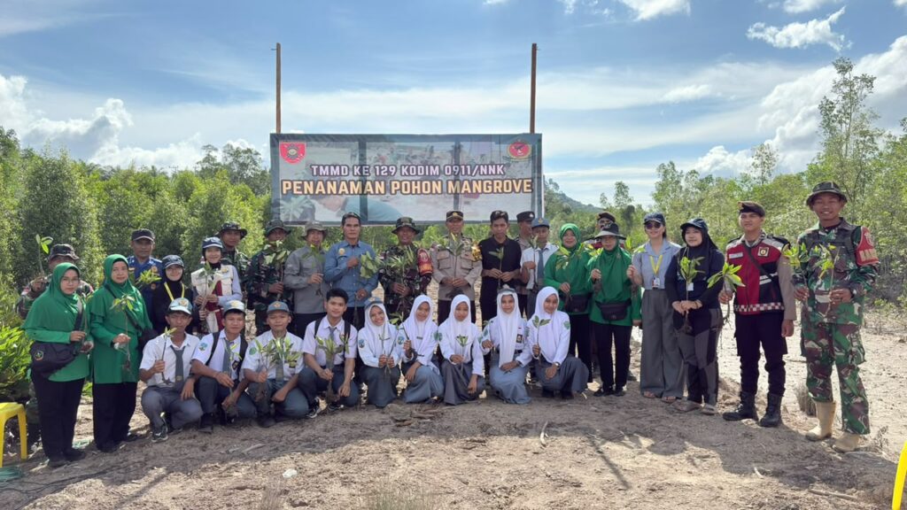 Kolaborasi Penanaman Mangrove di Sebatik Barat oleh Satgas TMMD dan Mahasiswa