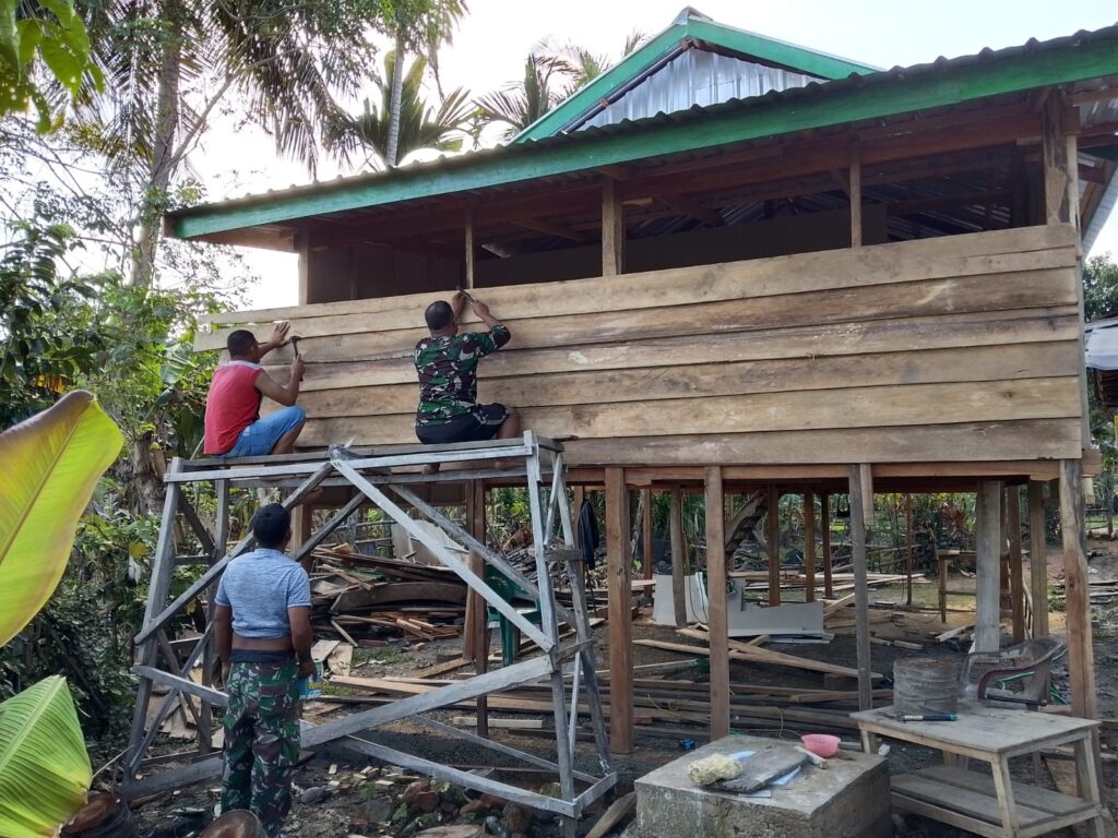 Pemasangan Dinding RTLH Ibu Rosnawati Dapat Dukungan Penuh