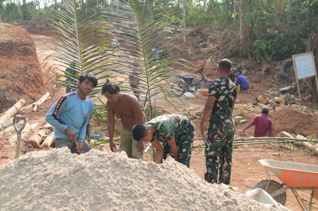 Solidaritas di Panas Siang: Satgas TMMD ke-129 dan Masyarakat Bersama Membangun Gorong-Gorong