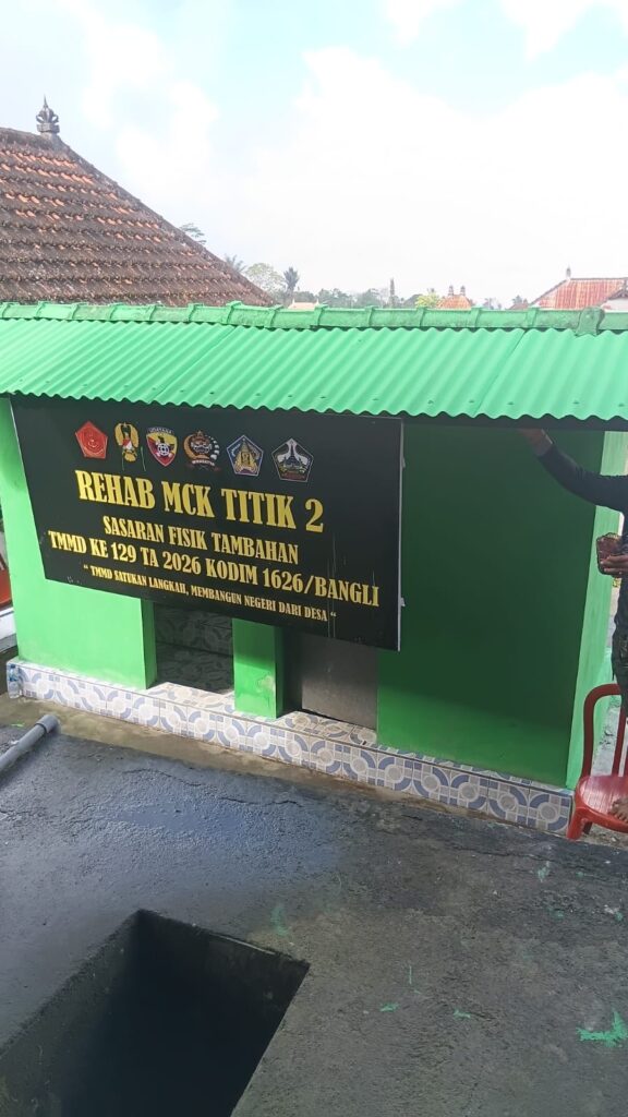 Sinergi TNI dan Masyarakat Mempercepat Penyelesaian MCK TMMD Ke-129 di Desa Sekardadi