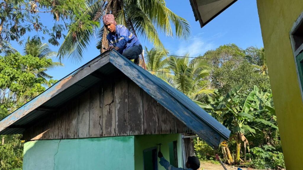 Progres Pemasangan Atap Mengindikasikan Pembangunan MCK di SDN Pulau Dua dalam TMMD Ke-129
