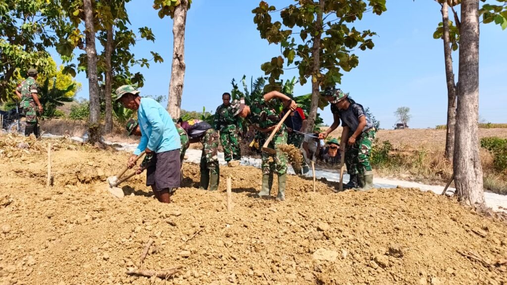 Dengan Semangat Bersama: Para Prajurit TMMD Ke-129 Menggali Harapan Warga Dusun Mbakon