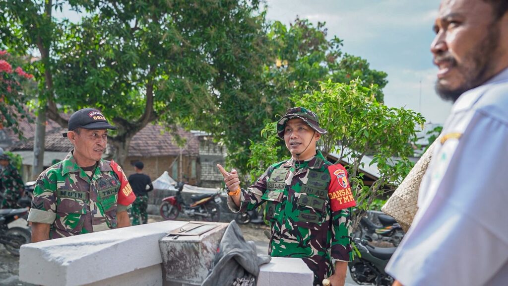 Komitmen Terhadap Kualitas: Dansatgas TMMD 129 Kodim 0812/Lamongan Tinjau Material Bangunan di Desa Tlemang