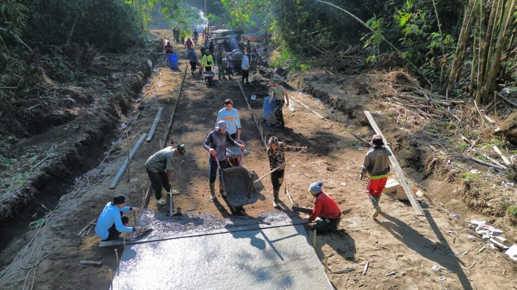 Progres Pembangunan Rabat Beton di Desa Sekardadi Hampir Tuntas