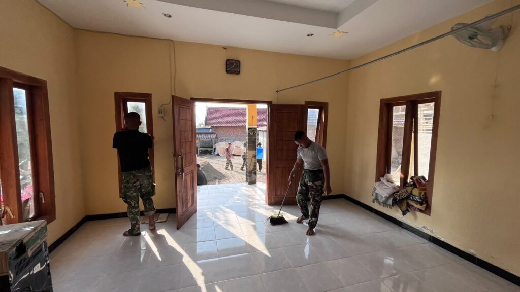 Sinergi TNI dan Masyarakat, Satgas TMMD ke-129 Perbaiki Musala di Desa Tlemang