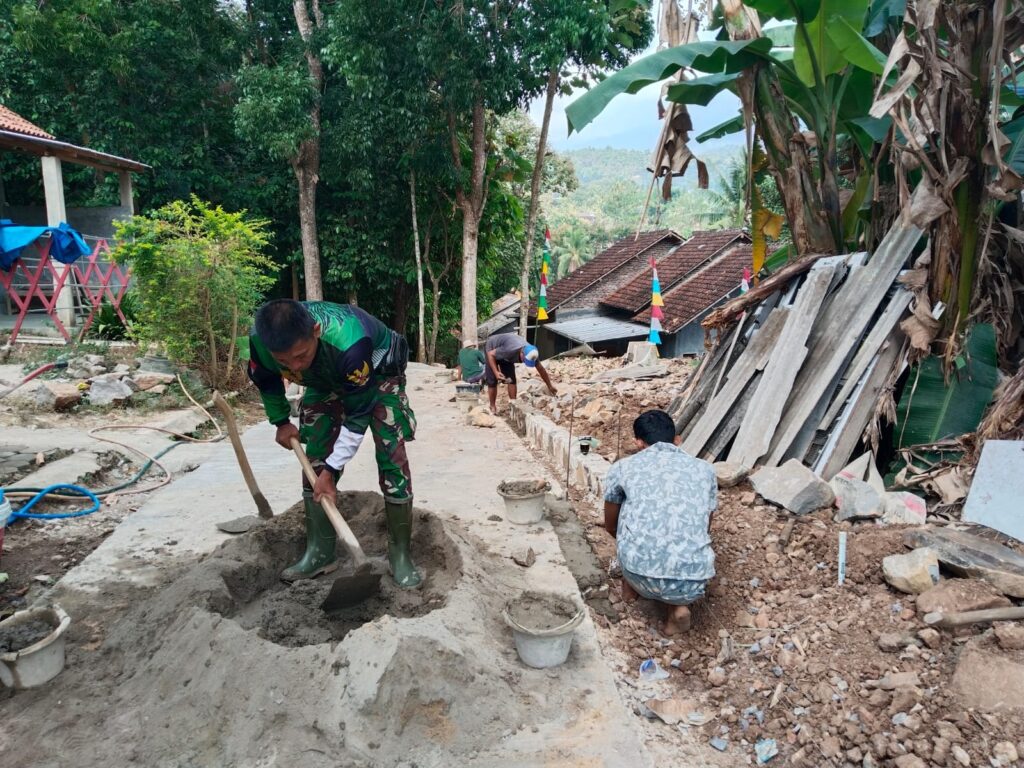 Kolaborasi Warga dan TNI dalam Pembangunan Drainase Gang Alpukat II