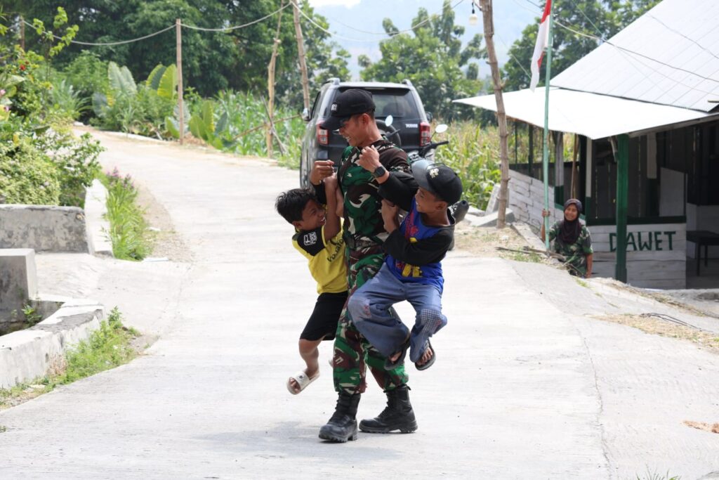 Keceriaan Darmono dan Fais, Simbol Keterikatan TNI dan Masyarakat di Desa Tlemang