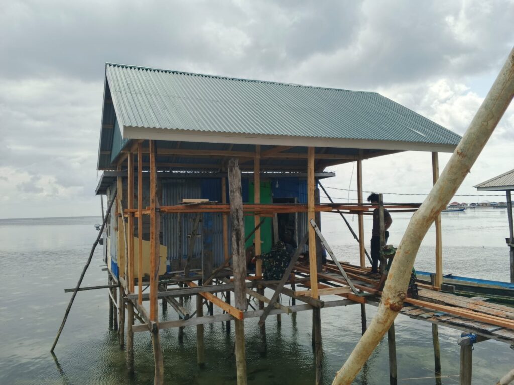 Progres Renovasi RTLH Ibu Syamsiah Semakin Maju dengan Pemasangan Gelagar Lantai
