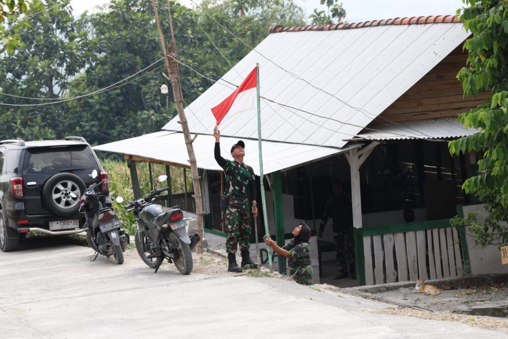 Kehangatan Satgas TMMD Ke-129 Kodim 0812 Rayakan Kemerdekaan RI di Tlemang