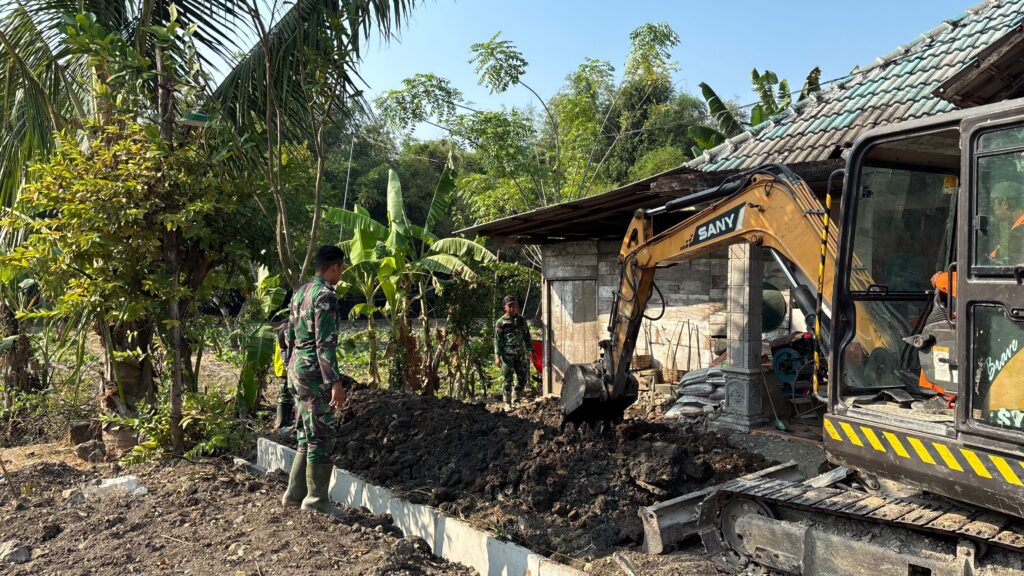 Pembangunan Drainase Dipercepat, Satgas TMMD Ke-129 Kodim 0813/Bojonegoro Manfaatkan Excavator