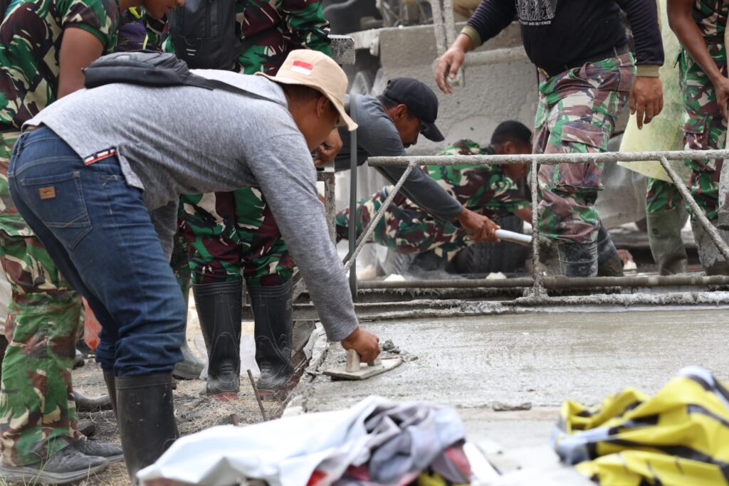 Kebersamaan TNI dan Warga: Sentuhan Manual Satgas TMMD ke-129 di Lamongan