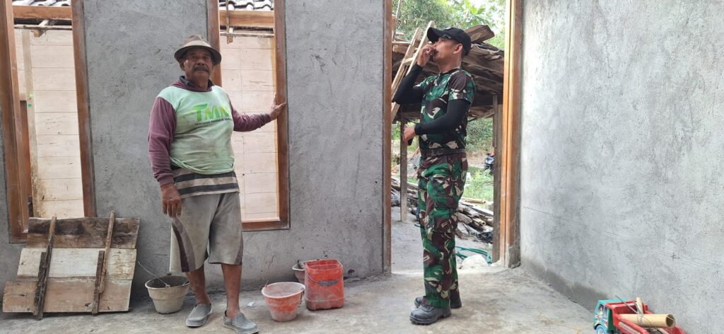 Hangatnya Kebersamaan di Dusun Bakon: Satu Langkah Menuju Rumah Layak Huni Bersama Satgas TMMD ke 129 Kodim 0812 Lamongan