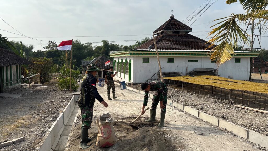 Kerja Sama Anggota Satgas TMMD Percepat Proyek Drainase di Depan Masjid Dusun Krebet