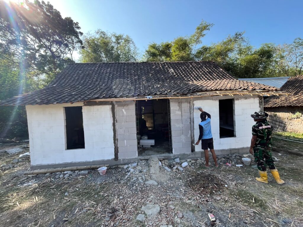 Progres Pengecatan RTLH Bapak Kardo oleh Satgas TMMD Kodim 0813/Bojonegoro