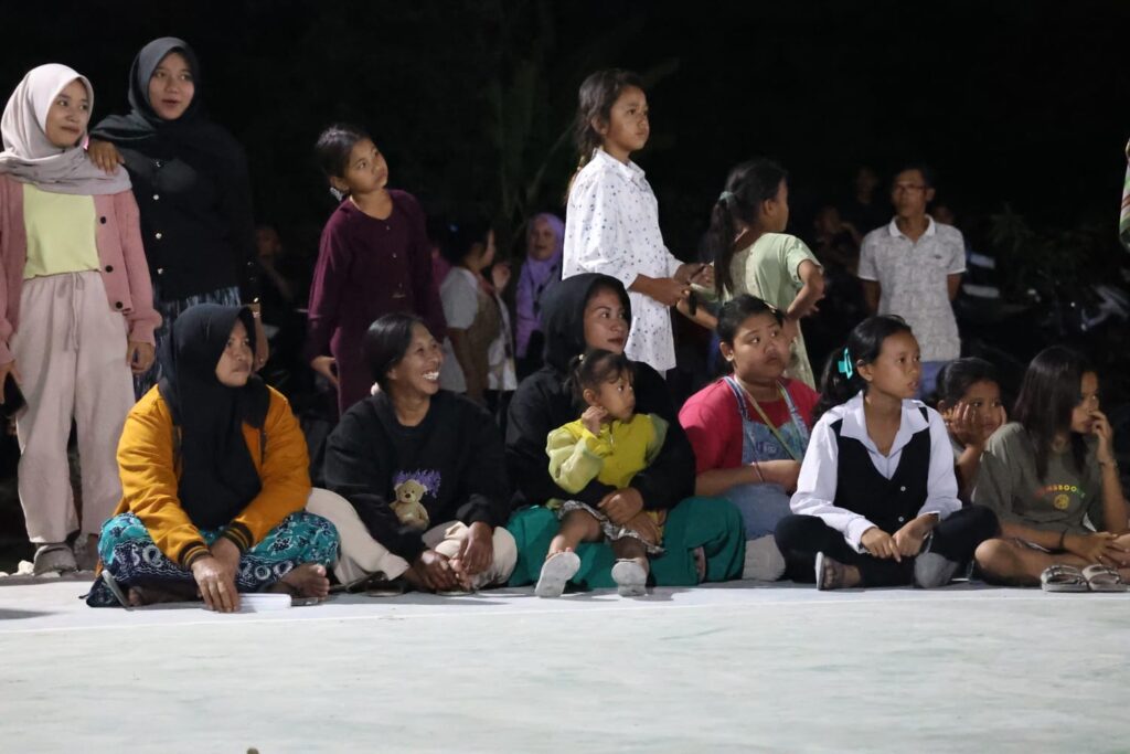 Sorak Sorai Memecah Malam, Kemeriahan Warga Desa Tlemang Penuhi Lapangan Bola Voli Karya Satgas TMMD 129