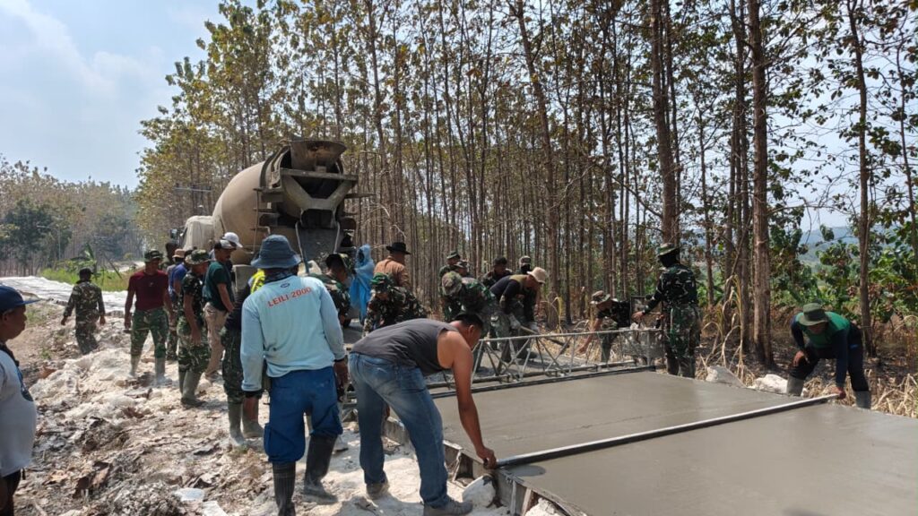 Pengerjaan Jalan Beton di Desa Tlemang Mencapai 70 Persen, TMMD 129 Semangat Terus