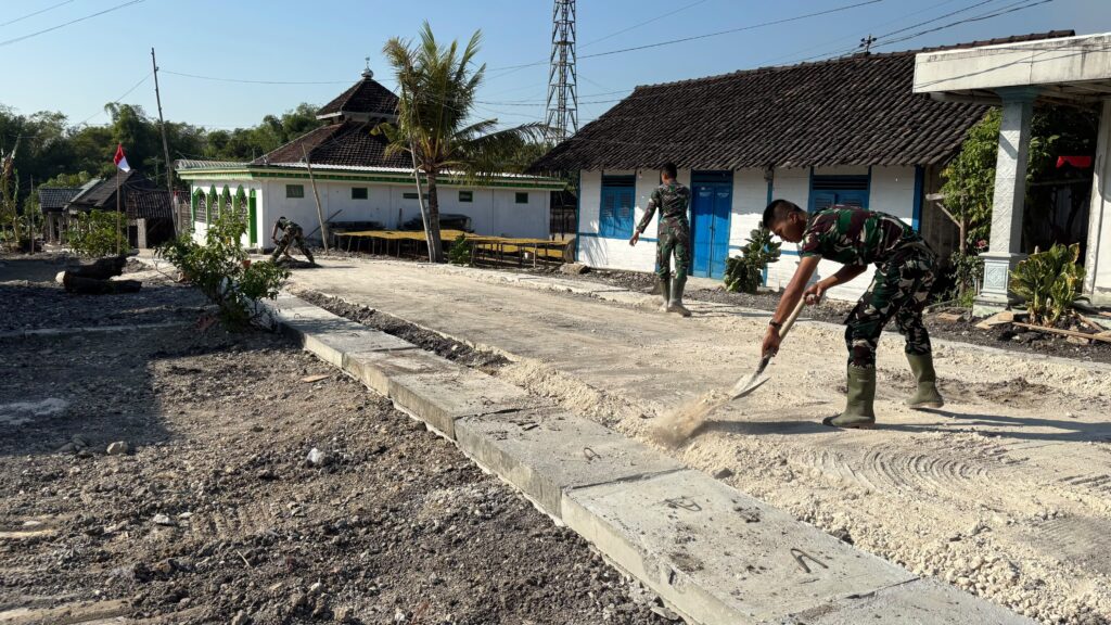 Kebersamaan TNI dan Warga Percepat Proyek Drainase di Dusun Krebet