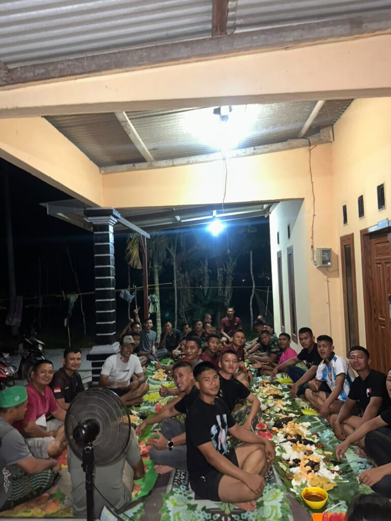 Momen Kebersamaan Satgas TMMD dan Masyarakat Deniang setelah Seharian Bekerja