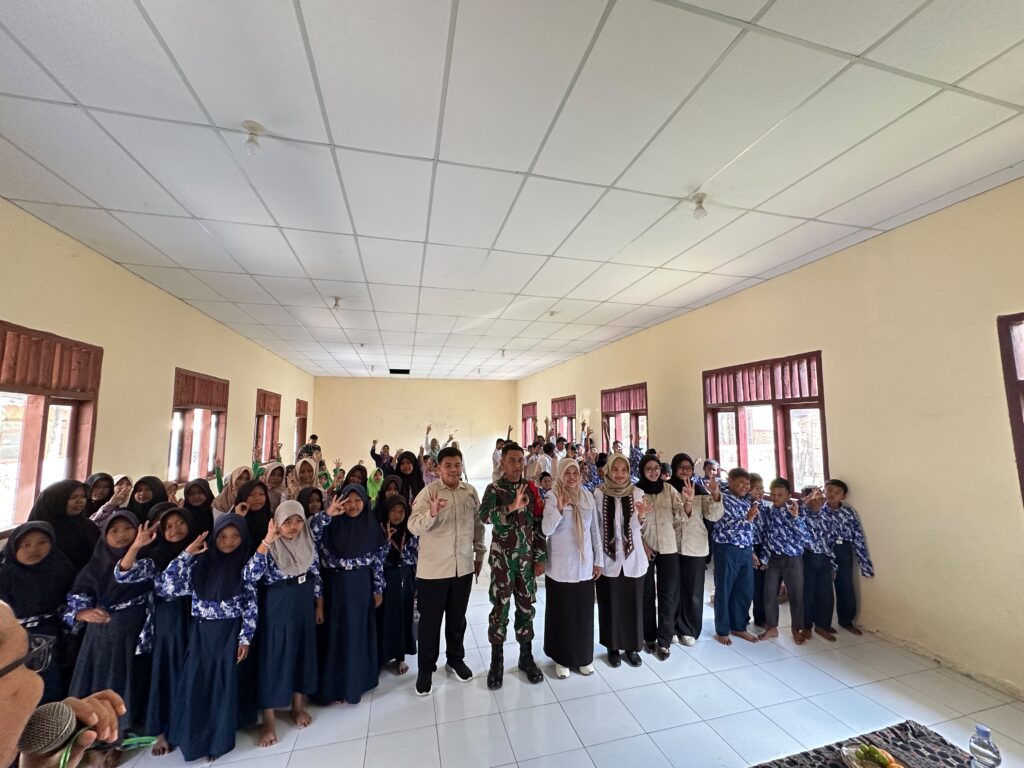 Edukasi Kesehatan dan Gizi untuk Siswa SMP 1 Atap oleh Kodim 0813/Bojonegoro dalam TMMD Ke-129