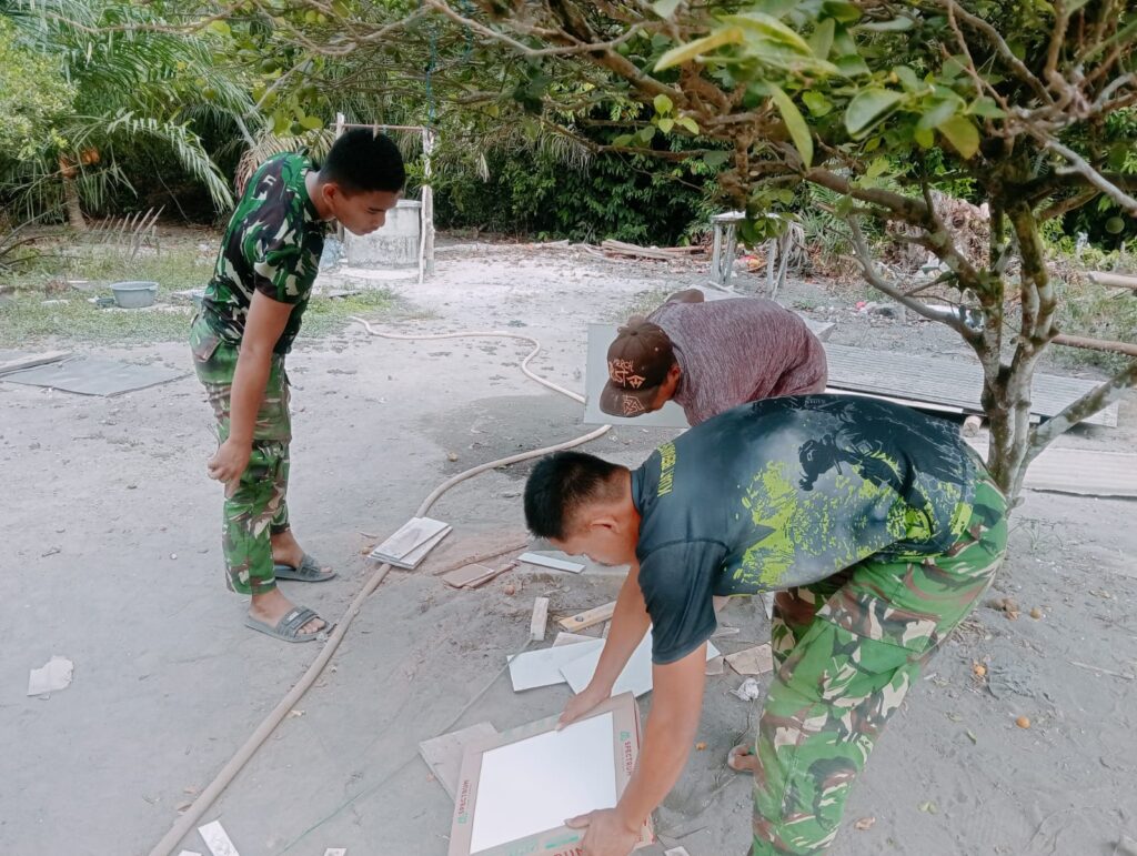 Progres Rumah Pak Ardiansyah, Satgas TMMD 129 Kodim 0413/Bangka Fokus Pemasangan Atap