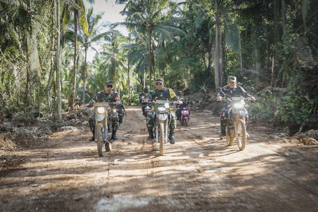 Mayjen TNI Muh. Muchidin Mengecek Proyek TMMD Ke-129 dan Distribusikan Bantuan Sembako di Desa Polewali
