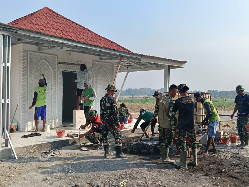 Kerja Sama Satgas TMMD dan Masyarakat untuk Pembangunan Musala serta MCK di Kesong