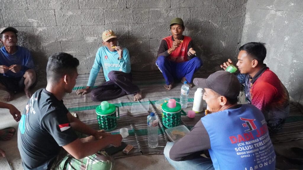 Gorengan Hangat dan Gelak Tawa: Senjata Satgas TMMD ke-129 Pompa Semangat di Lokasi RTLH