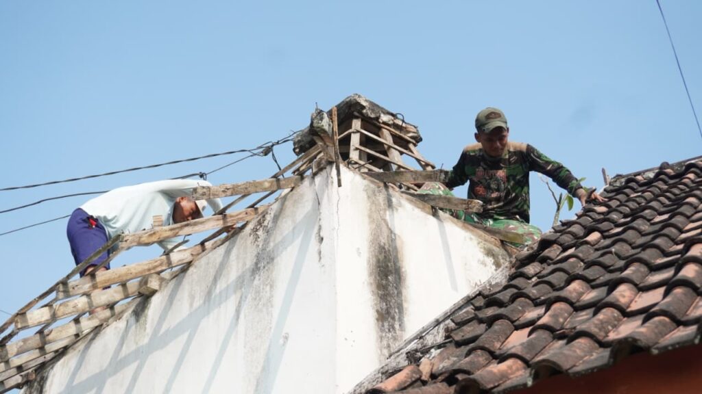 Membangun Keamanan Desa, Satgas TMMD ke-129 Kodim 0812 Lamongan Revitalisasi Pos Kamling di Desa Tlemang