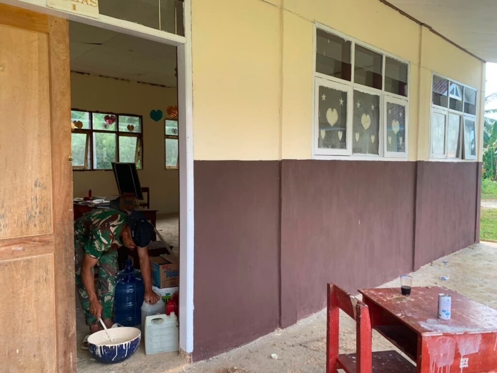 Pelaksanaan Pengecatan SMP Negeri 2 Umbele oleh Satgas TMMD