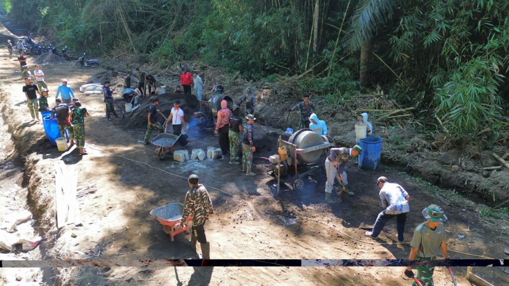 Sinergi Satgas TMMD dan Masyarakat Percepat Proyek Rabat Beton di Desa Sekardadi
