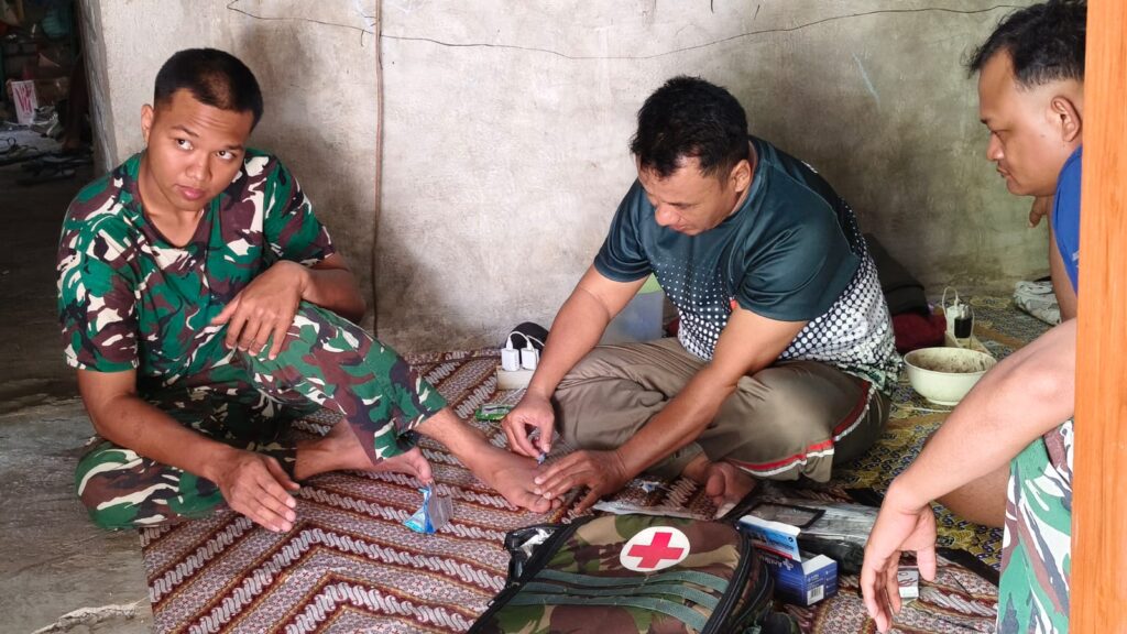 Tanggap Darurat Tim Medis Kodim Lamongan dalam Penanganan Cedera Prajurit di TMMD 129