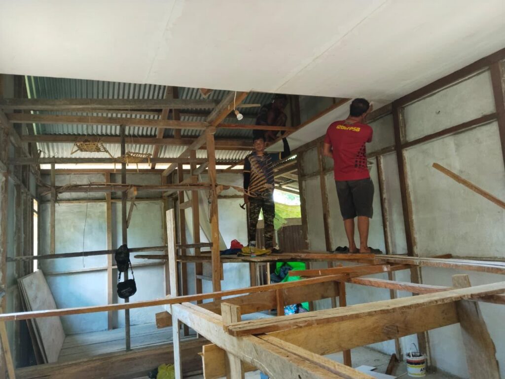 Mewujudkan Hunian yang Layak, Satgas TMMD Kodim 1206/Putussibau Laksanakan Pemasangan Plafon RTLH