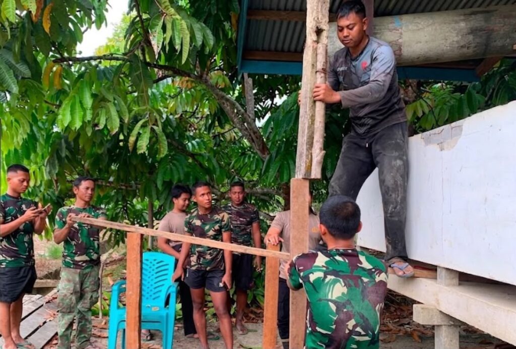 Pembangunan Tiang Penyangga Bak Air di Desa Ulak Pauk oleh Satgas TMMD