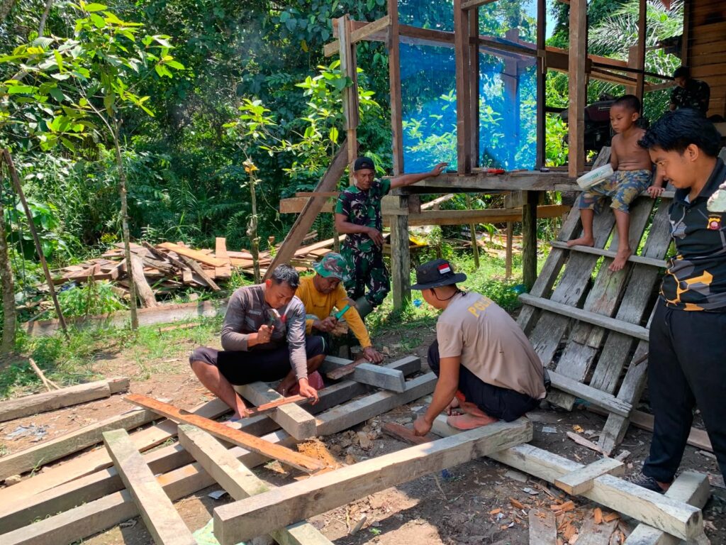 Sinergi TNI dan Masyarakat Percepat Pembangunan RTLH TMMD di Ulak Pauk