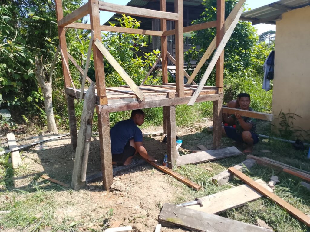 Kebersamaan TNI dan Masyarakat dalam Mendirikan Fasilitas Sanitasi Masjid Al-Hidayah