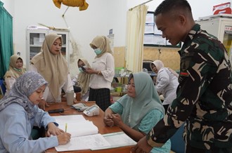 Kolaborasi TNI dan Petugas Kesehatan: TMMD 129 Bojonegoro Tawarkan Layanan KB Gratis