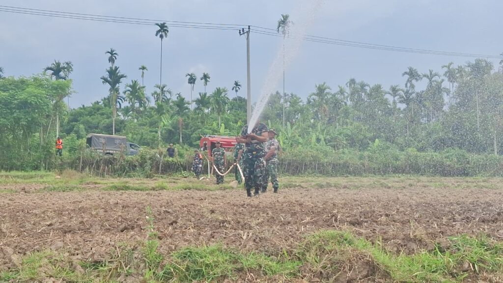 Semangat Juang Satgas TMMD Kodim 0102/Pidie di Tengah Terik, Gunakan Armada Damkar untuk Irigasi Jagung
