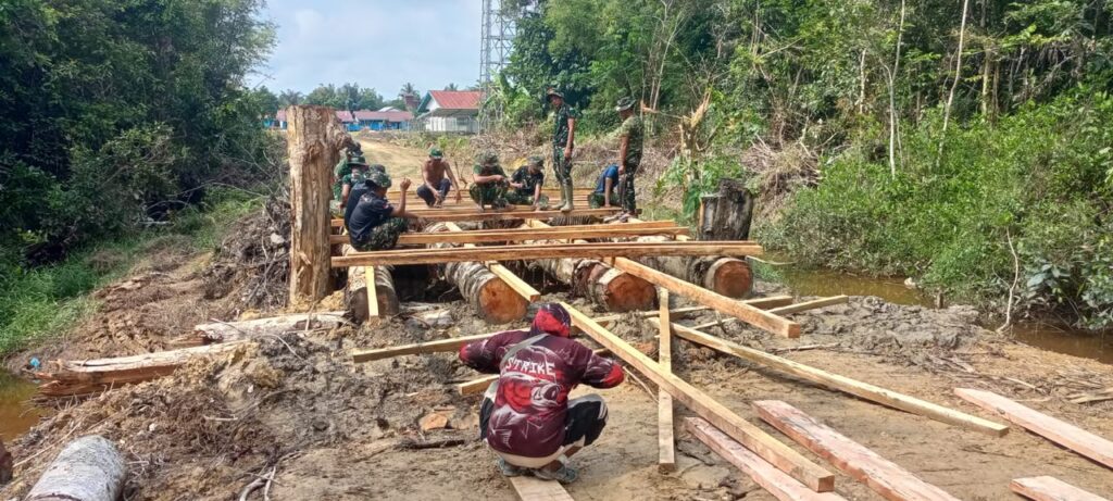 Kebersamaan Masyarakat dalam Membangun Jembatan Danau Belatung
