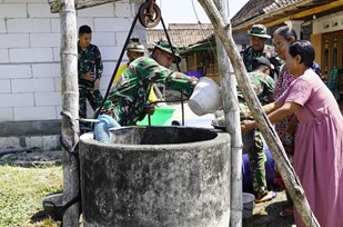 Bantuan Air Bersih untuk Warga Krebet dari Satgas TMMD 129 Bojonegoro