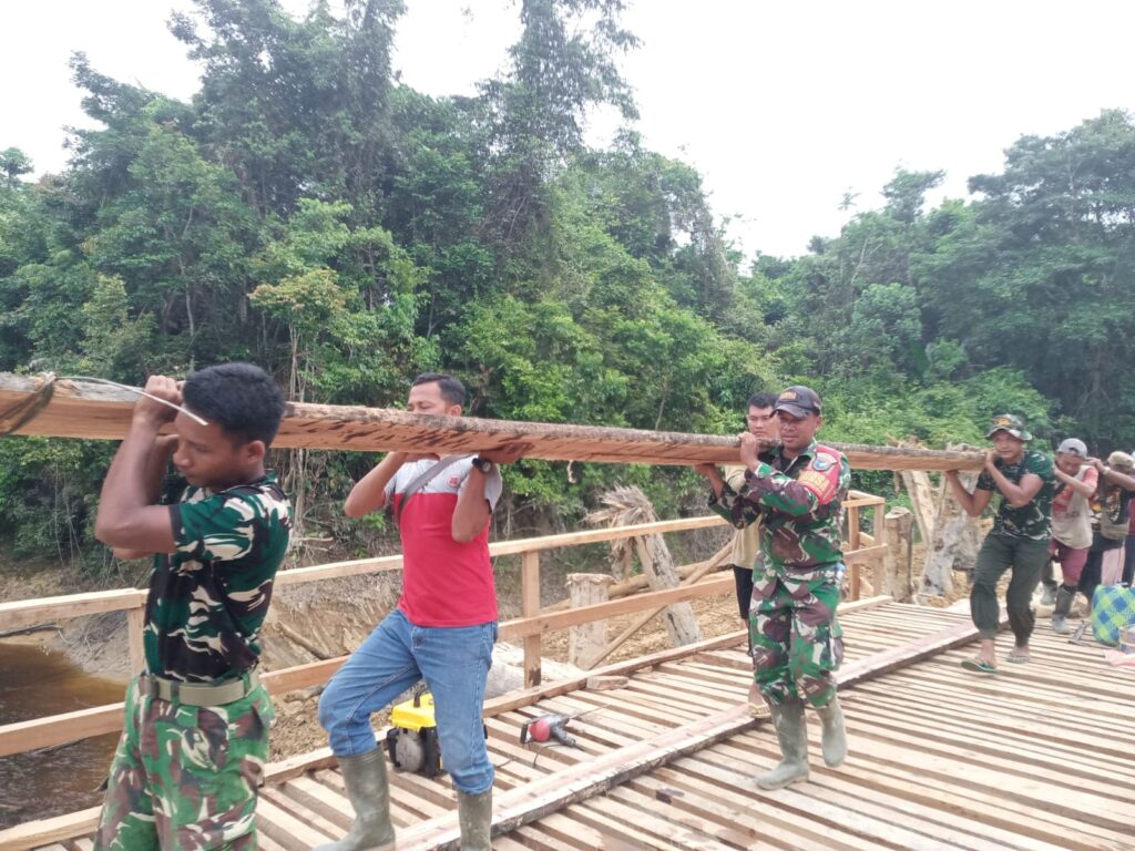 Semangat Gotong Royong Hadapi Medan Sulit, Satgas TMMD Angkut Material Jembatan
