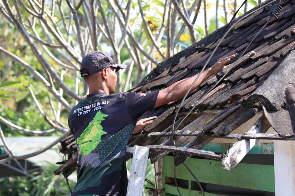 Mengabadikan Keahlian Tim Satgas TMMD, Kodim 0812 Dokumentasikan Pembongkaran Atap Pos Kamling di Desa Tlemang